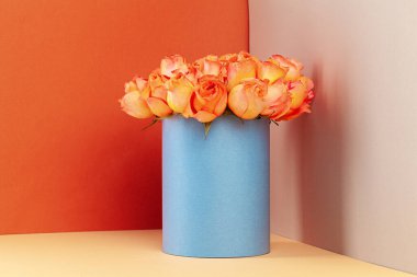 Güzel bir buket gülle dolu şapka kutusu