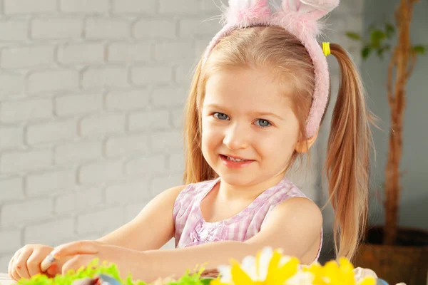Little girl painting eggs for Easter at home — Stock Photo, Image