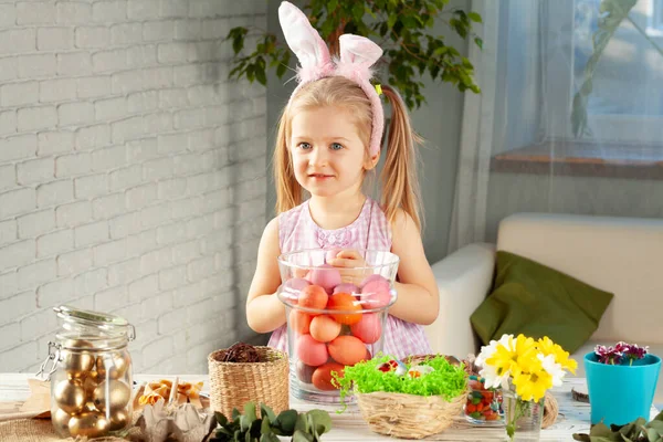 Glad liten flicka med kaninöron gör sig redo för påskfest — Stockfoto