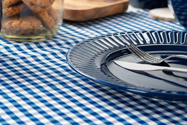 带有餐具的深蓝色陶瓷盘 — 图库照片