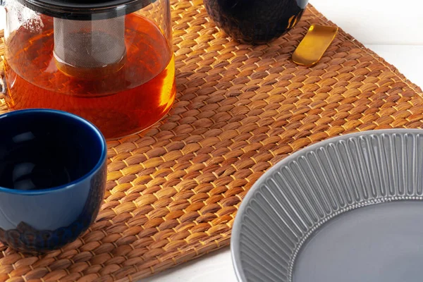 Κλασικό μπλε άδειο κεραμικό φλιτζάνι τσάι στο τραπέζι της κουζίνας — Φωτογραφία Αρχείου