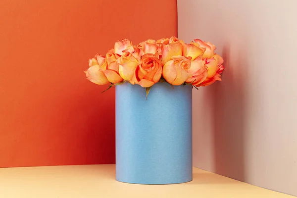 Hoed doos met mooi boeket rozen — Stockfoto