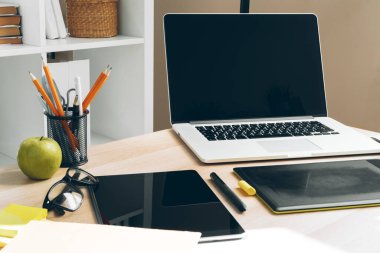Şık bir ofis masası. Dizüstü bilgisayarlı çalışma alanı.