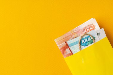 Rus para birimli sarı küçük alışveriş çantası. Yaklaş.