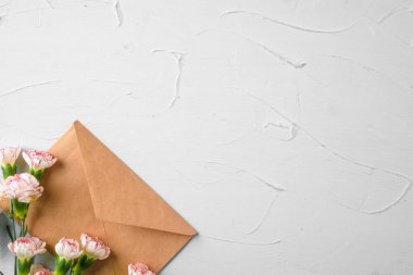 Bir demet çiçekli el işi kağıt zarf.