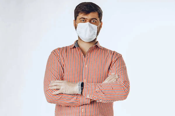 Muž v lékařské masce a lékařských rukavicích na ochranu. — Stock fotografie