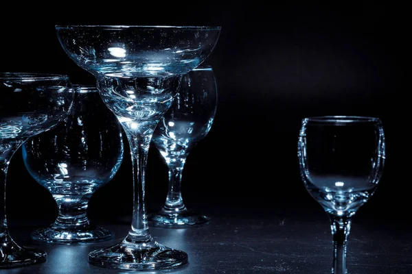 Vasos vacíos para bebidas sobre fondo oscuro —  Fotos de Stock