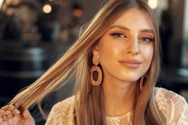 Bir kafede güzel bir kadın portresi.