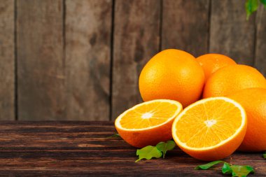 Dilimlenmiş sulu olgun portakallar, yakın plan.