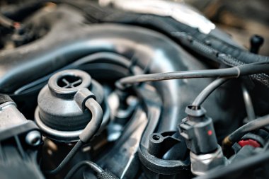 Arabanın kaputunun altındaki kirli motor.