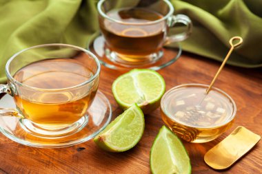 Sıcak ferahlatıcı narenciye çayı bardakta yakın.