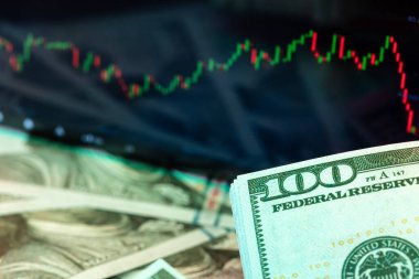 Fiyat tablosu olan bir monitörün önünde dolar. Eski ve ticaret.