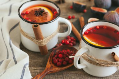 Yeni yıl kompozisyonu, koyu ahşap arka planda sıcak şarap.