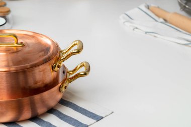 Modern mutfağın içini bakır mutfak malzemeleriyle kapatın.