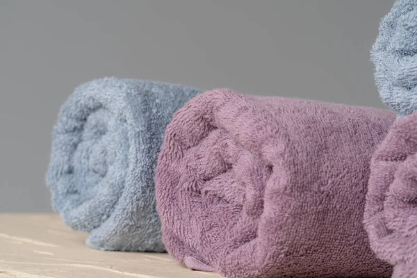Montón de toallas limpias nuevas contra la pared gris —  Fotos de Stock