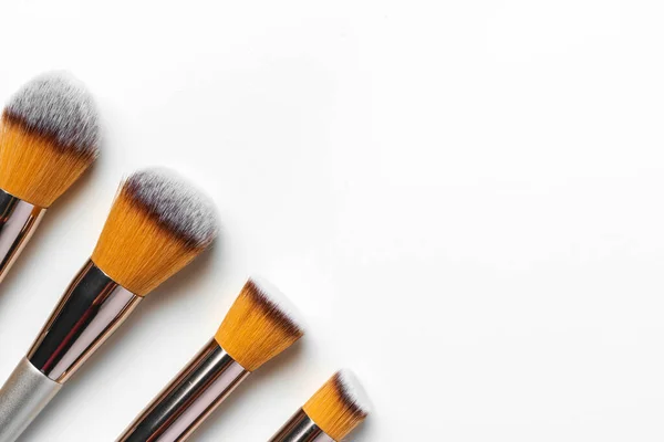 Pinceles de maquillaje aislados sobre fondo blanco, primer plano — Foto de Stock