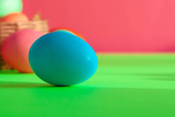 Oeufs colorés vibrants dans un nid sur vert. Concept de Pâques — Photo