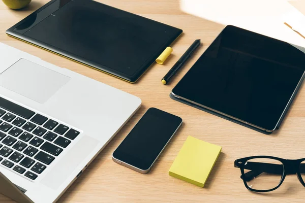 Elegante escritorio de oficina. Espacio de trabajo con portátil. — Foto de Stock