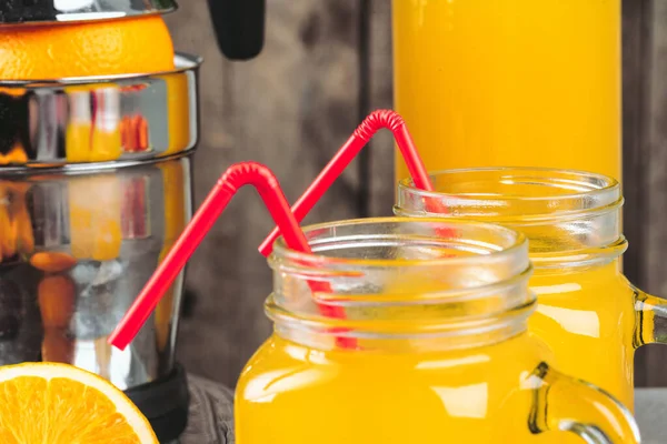 Апарат помаранчевої соковижималки на кухонному столі крупним планом — стокове фото