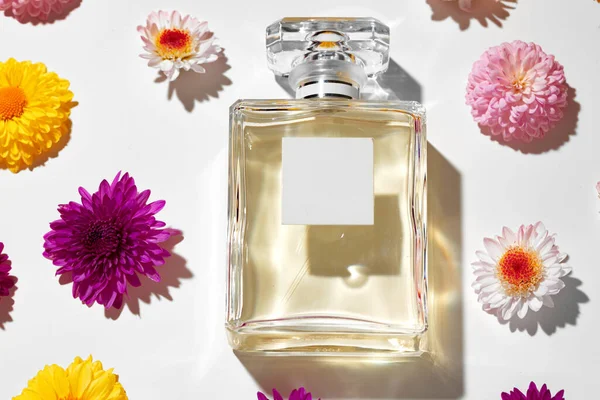 Parfümflasche für Frauen in Blütenknospen — Stockfoto