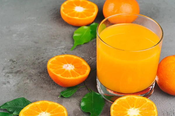 Bodegón de jugo de naranja de cerca — Foto de Stock