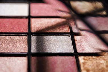 Renkli göz gölgelerinin paleti yaklaş