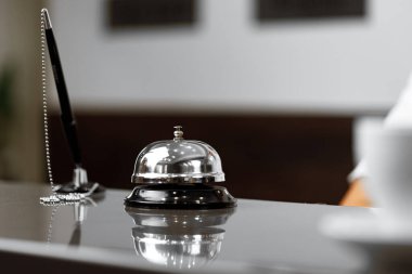 Otel servis zili resepsiyonda.