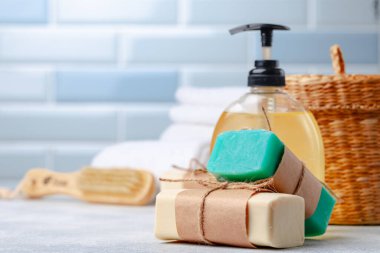 Masanın üzerinde doğal malzemeler olan sabun çubukları.