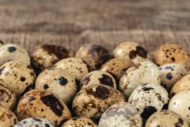Tahta bir masada bıldırcın yumurtası.