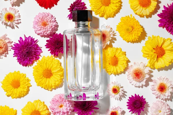 Парфумерна пляшка для жінок в квіткових бруньках — стокове фото