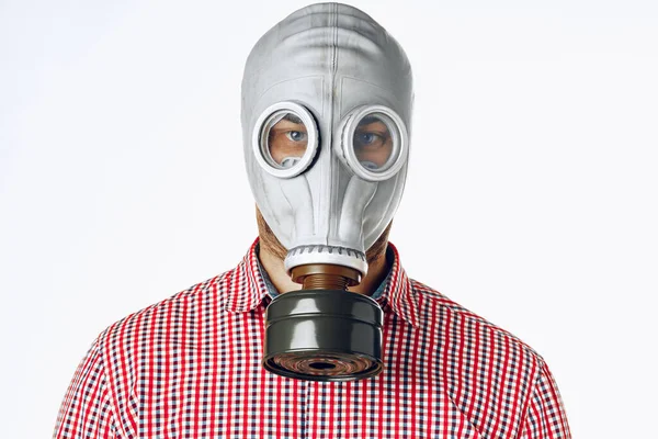 Porträtt av en man i gasmask. Panik under karantänen. Coronaviruspandemi — Stockfoto