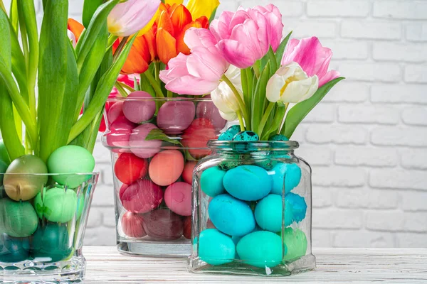 イースターの装飾。色付きの卵を持つ花花束 — ストック写真
