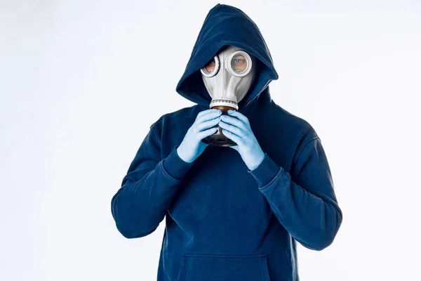 Retrato de um homem com uma máscara de gás. Pânico durante a quarentena. pandemia de coronavírus — Fotografia de Stock