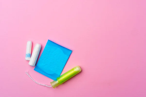 Female hygienic pad and tampons on pink background — Stock Photo, Image