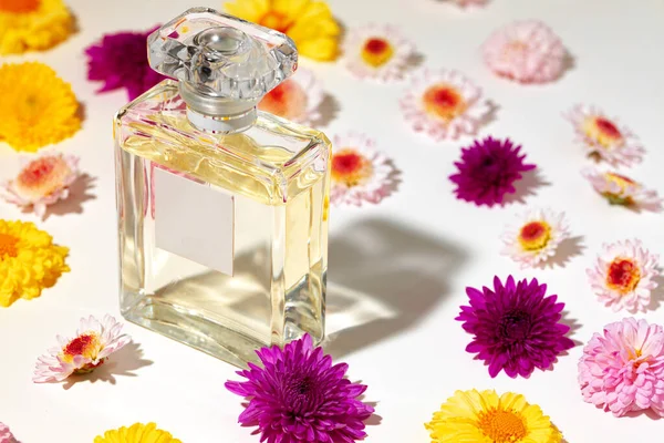 Parfém láhev pro ženy v květinových pupenech — Stock fotografie