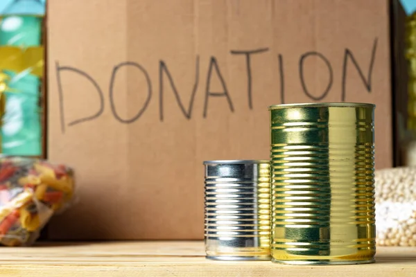 Donaciones de comida en la mesa. Donación de texto. — Foto de Stock