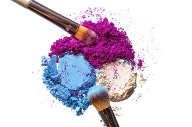 Göz makyajı için ezilmiş gözkapakları beyaza izole edilmiş.