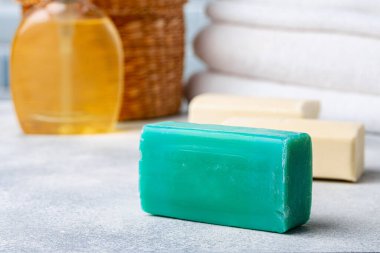 Masanın üzerinde doğal malzemeler olan sabun çubukları.
