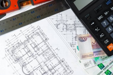 Rus rublesi hesap makinesiyle birlikte planlara istiflenir. Yenileme, bina giderleri kavramı