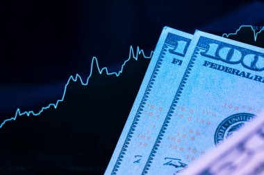 Fiyat tablosu olan bir monitörün önünde dolar. Eski ve ticaret.