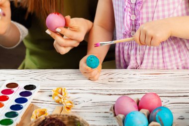 Anne ve kızı Paskalya için yumurta boyuyor.