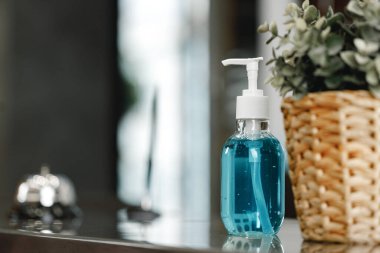 Otel resepsiyonunda antibakteriyel el dezenfektan jeli.