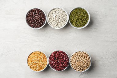 Beyaz taş masadaki fasulye çeşitleri, kapatın..