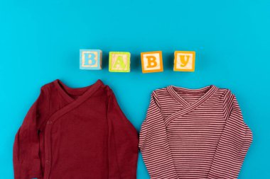 bebek kıyafetleri mavi arkaplan görünümünde