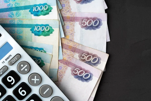 Close up foto di pila di rubli soldi russi con calcolatrice — Foto Stock