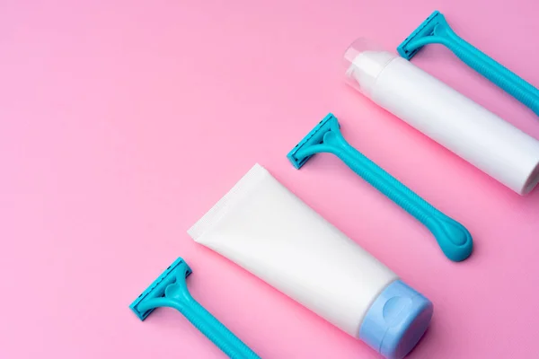 Shaving gel and disposable shaver on pink background top view — Stock Photo, Image