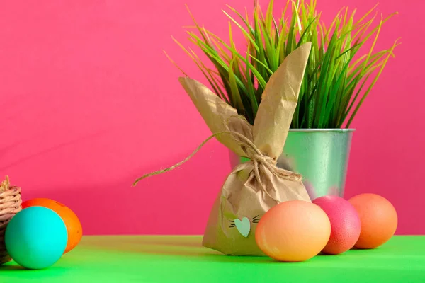 Pot avec herbe et étggs de Pâques colorés — Photo