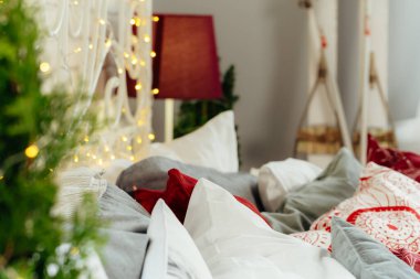 Noel zamanı için dekore edilmiş yatak odası. Kapatın.
