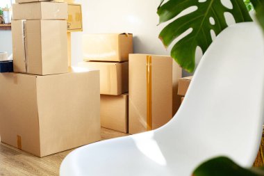 Bir odada istiflenmiş karton kutular ile ev taşıma kavramı