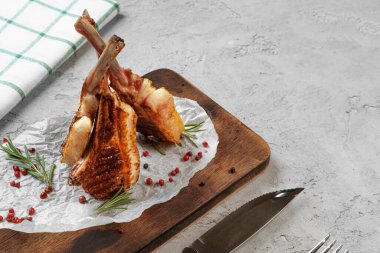 Tahtada servis edilen ızgara kuzu pirzolası.